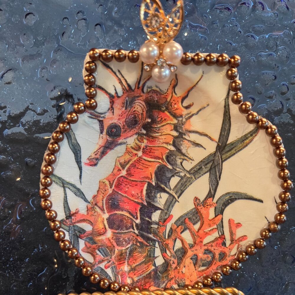 Decoupage Seahore scallop shell